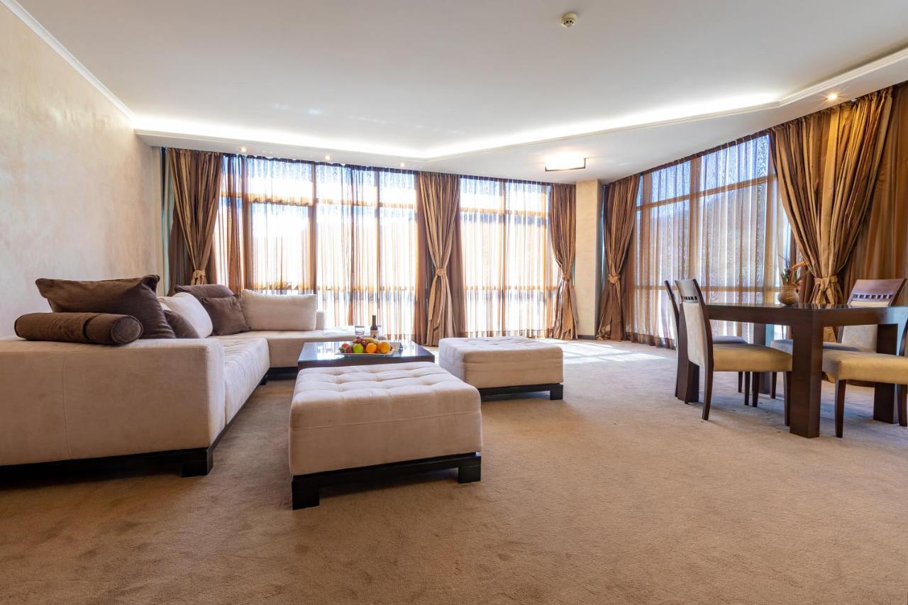 Spa Hotel Persenk Девін Екстер'єр фото A living room with carpet flooring