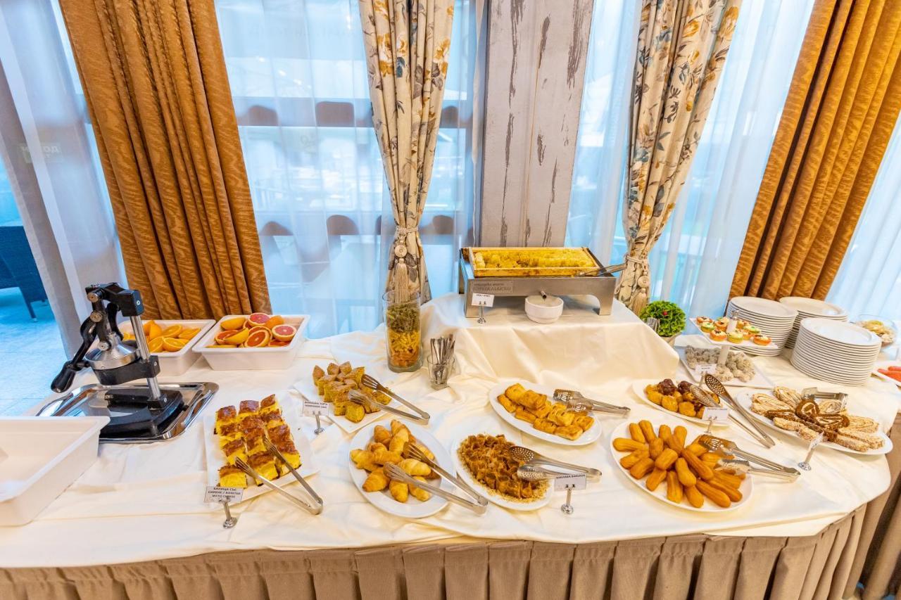 Spa Hotel Persenk Девін Екстер'єр фото A buffet table with a selection of Indian snacks