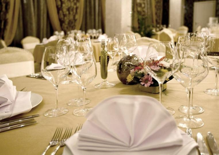 Spa Hotel Persenk Девін Екстер'єр фото A table set for a formal dinner
