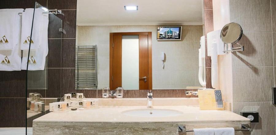 Spa Hotel Persenk Девін Номер фото Bathroom mirror