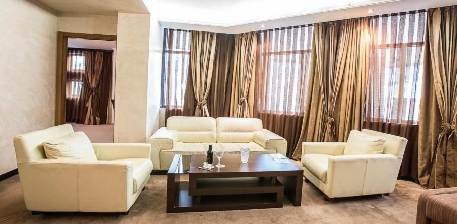 Spa Hotel Persenk Девін Номер фото A living room with curtains